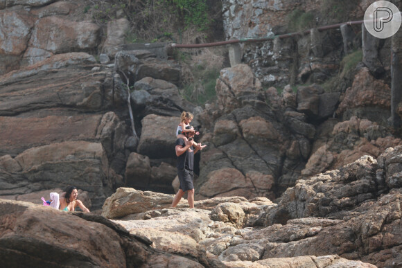 Bruno Gissoni e Yanna Lavigne foram fotografados com filha em praia carioca