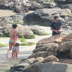 Madalena, filha de Bruno Gissoni e Yanna Lavigne, se divertiu na companhia dos pais