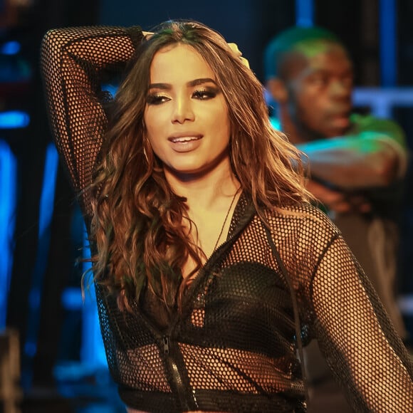 Anitta comenta efeitos colaterais de remédio para trombose: 'Enjoo por dois dias'