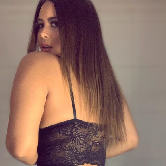 Geisy Arruda mostra bumbum em look ousado