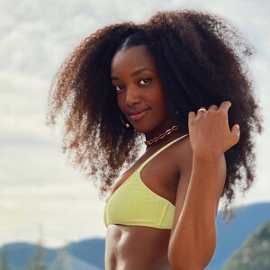 Iza faz fotos com biquíni neon amarelo trend da marca In'A'Seashell, criada pela cantora e integrante do grupo Little Mix Leigh-Anne Pinnock