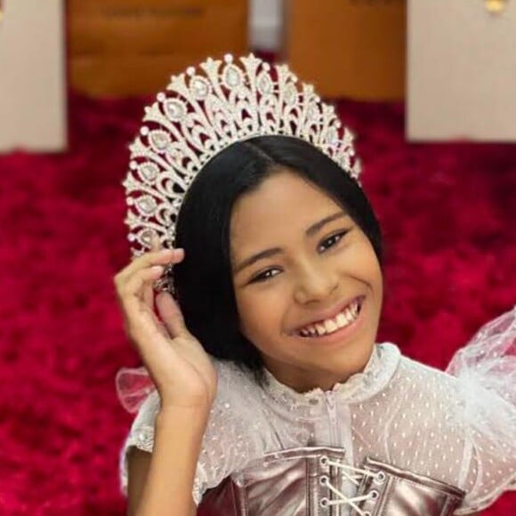 Irmã de Lexa, Wenny Isa é a nova rainha de bateria da Unidos do Bangu para o carnaval 2021, substituindo a mãe em posto que também já foi da funkeira