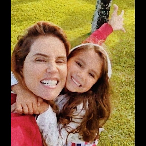 Deborah Secco teve crise de choro durante uma brincadeira com Maria Flor