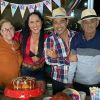 Zezé Di Camargo reuniu pais, Helena e Francisco, e a noiva, Graciele Lacerda, em festa junina intimista neste sábado, 4 de julho de 2020