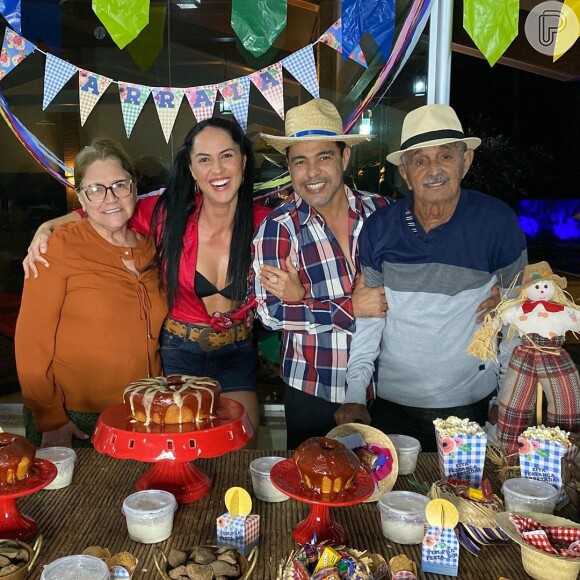 Zezé Di Camargo reuniu pais, Helena e Francisco, e a noiva, Graciele Lacerda, em festa junina intimista neste sábado, 4 de julho de 2020