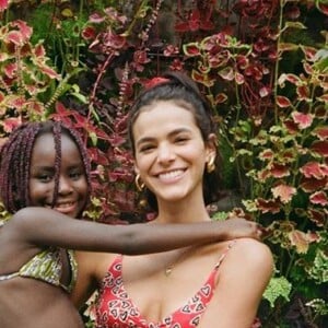 Casa de Bruna Marquezine tem jardim e piscina