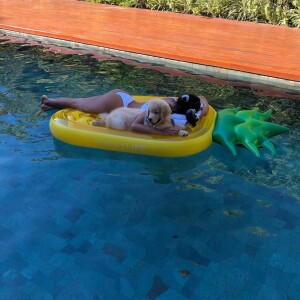 Casa de Bruna Marquezine tem piscina com detalhe em madeira e plantas