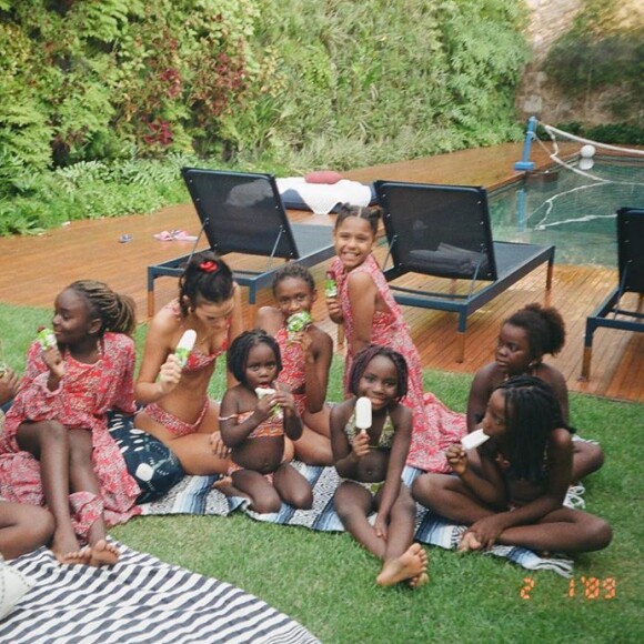 Bruna Marquezine recebe amigos em casa