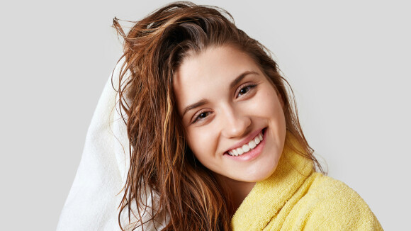 Você sabe lavar os cabelos corretamente? Um guia completo para cuidar dos fios!