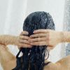 O ideal é lavar os cabelos em dias alternados