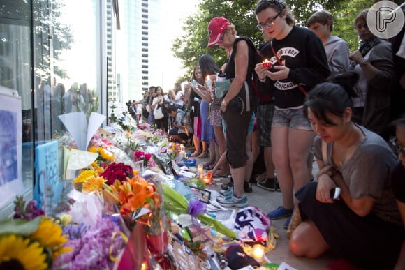 Fãs prestam homenagem na Vigília da Luz da Vela por Cory Monteith após morte do ator em julho de 2013