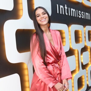 Bruna Marquezine é fã de looks com peças de design despojado