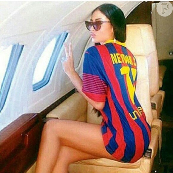 Soraja Vucelic publicou uma foto em seu Instagram com a camisa do craque do Barcelona, dentro de um avião