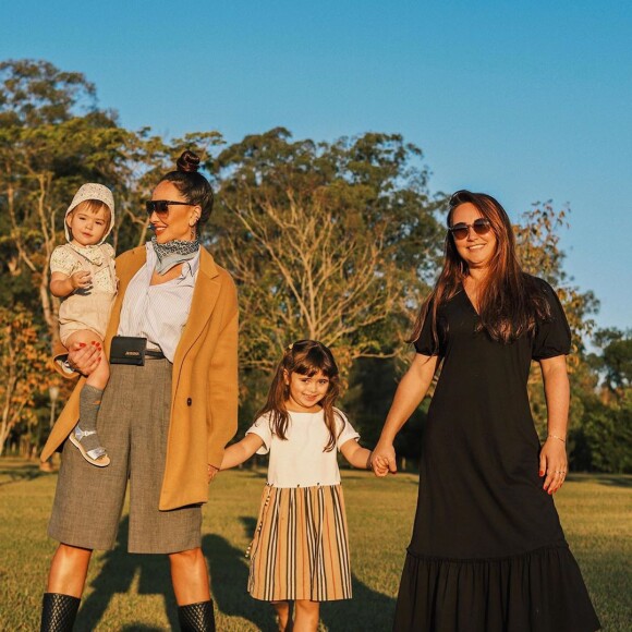 Sabrina Sato não abre mão de lookinhos cheios de estilo para a filha, Zoe