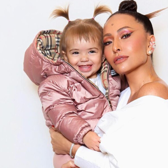 Sabrina Sato se diverte ao filmar a filha, Zoe, de máscara em vídeo compartilhado nesta terça-feira, dia 14 de julho de 2020