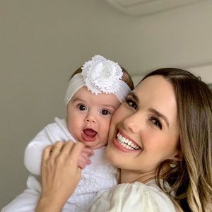 Dupla de Thiago, Thaeme exalta beleza da filha após ataques