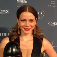 Leandra Leal recebe troféu por 'O Lobo Atrás da Porta' em premiação no México