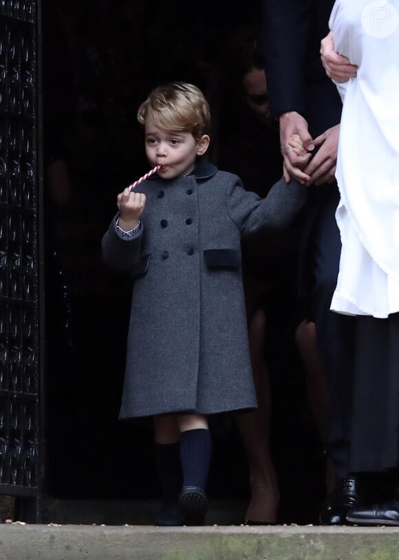 Filho mais velho de Kate Middleton, George rouba cena por sorriso em novas fotos