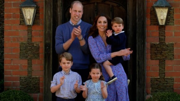 Príncipe George surge em novas fotos na véspera dos 7 anos e sorriso rouba cena
