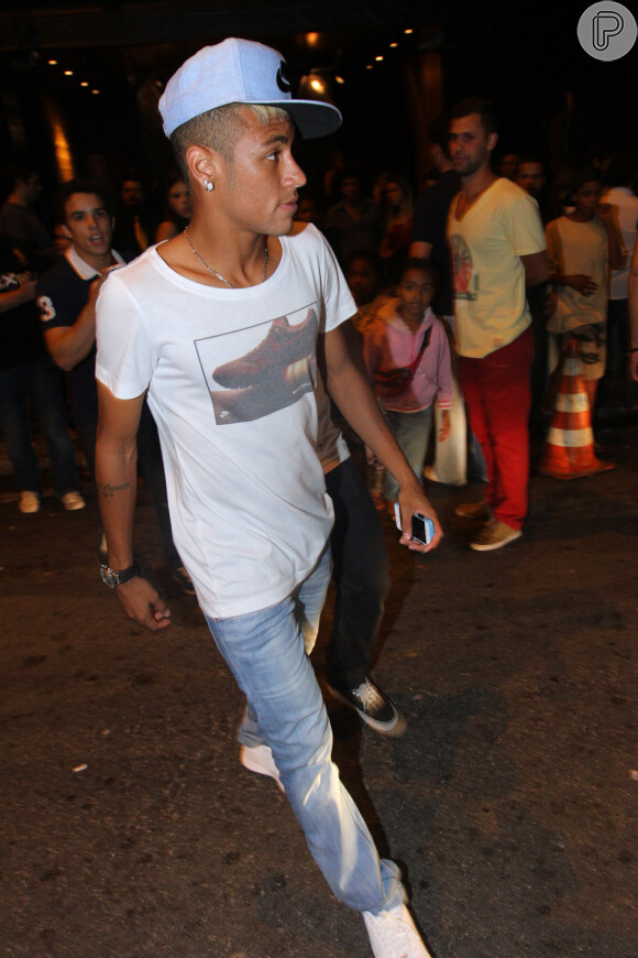 Neymar curte boate com amigos sem a namorada, Bruna Marquezine, em  28 de fevereiro de 2013