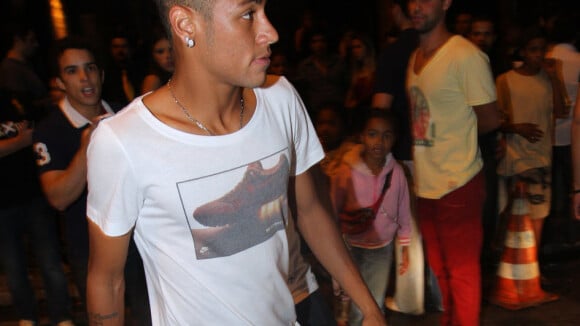 Neymar deixa Bruna Marquezine em casa e vai à boate com amigos em SP