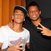 Neymar posa para foto com o também jogador de futebol André