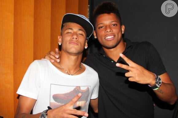 Neymar posa para foto com o também jogador de futebol André