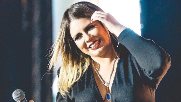 Marília Mendonça usa look tie dye lilás e se orgulha: 'Criação própria'