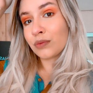 Marília Mendonça, além de look colorido, fez uma maquiagem prática para ficar em casa