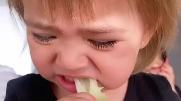 Vídeo: Sabrina Sato filma reação de Zoe ao comer alface