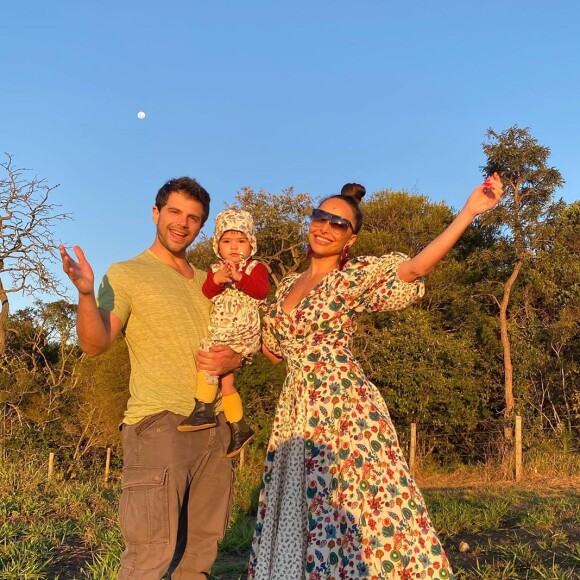 Sabrina Sato e Duda Nagle curtiram dias em fazenda com a filha, Zoe