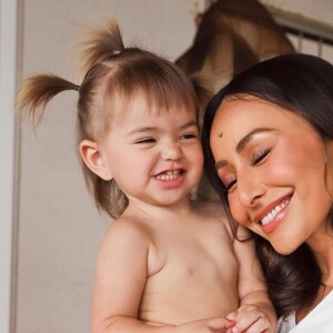 Sabrina Sato filmou a filha, Zoe, reclamando depois de comer alface: 'Eca'