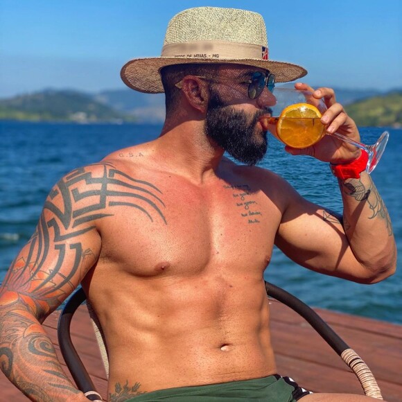 O corpo de Gusttavo Lima roubou a cena em viagem recente do casal