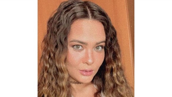 Geisy Arruda usa lingerie sensual e exibe cabelo frisado em foto