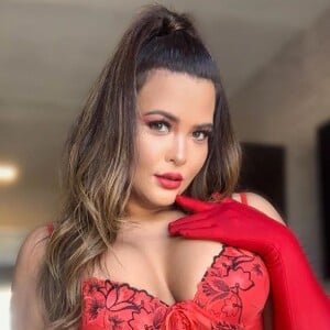 Geisy Arruda valoriza corpo em lingerie vermelha