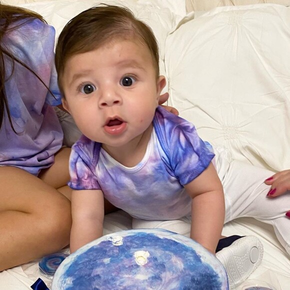 Filho de Cristiano e Paula Vaccari ganha bolo de mêsversário