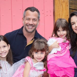 Malvino Salvador reuniu as filhas e a mulher, Kyra Gracie, grávida pela 3ª vez em foto