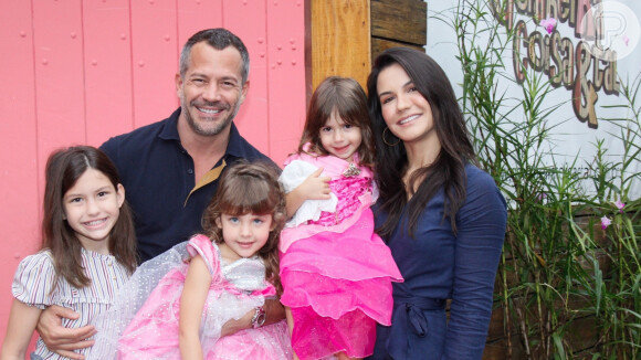 Malvino Salvador reuniu as filhas e a mulher, Kyra Gracie, grávida pela 3ª vez em foto