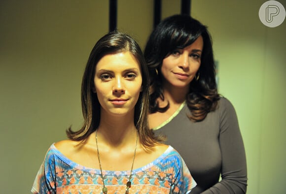 'Fina Estampa': Luana (Joana Lerner) indica para Joana (Suzana Pires) procurar Álvaro (Wolf Maya)