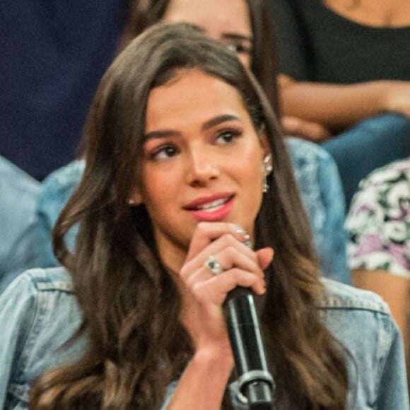 Bruna Marquezine dubla áudio do meme 'cabeleireira Leila' e diverte fãs