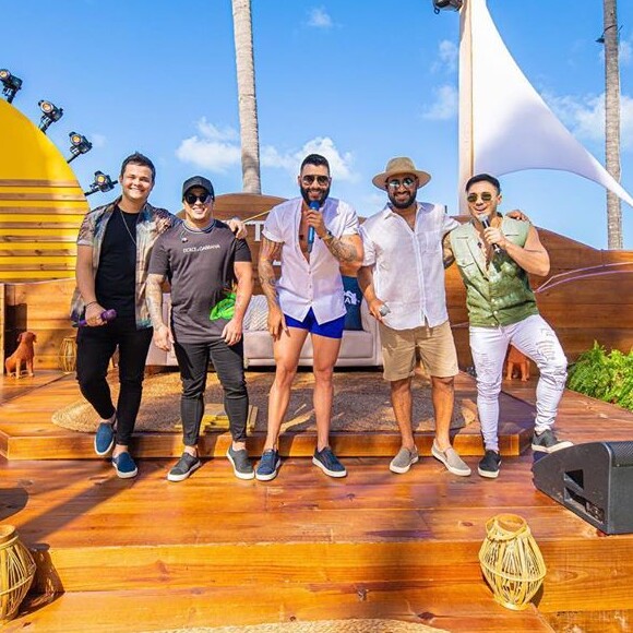 Gusttavo Lima usou um short azul coladinho ao corpo que gerou muitos comentários na web