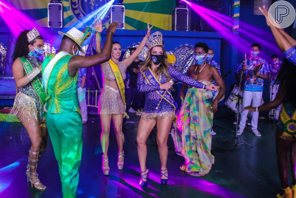 Simony foi coroada rainha de bateria da Unidos do Peruche, escola do Grupo de Acesso 2 do carnaval de São Paulo: 'Obrigada por tanto amor e carinho'