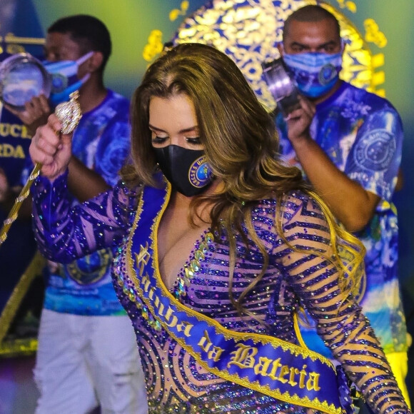 Simony mostrou samba no pé ao ser coroada rainha de bateria da Unidos do Peruche