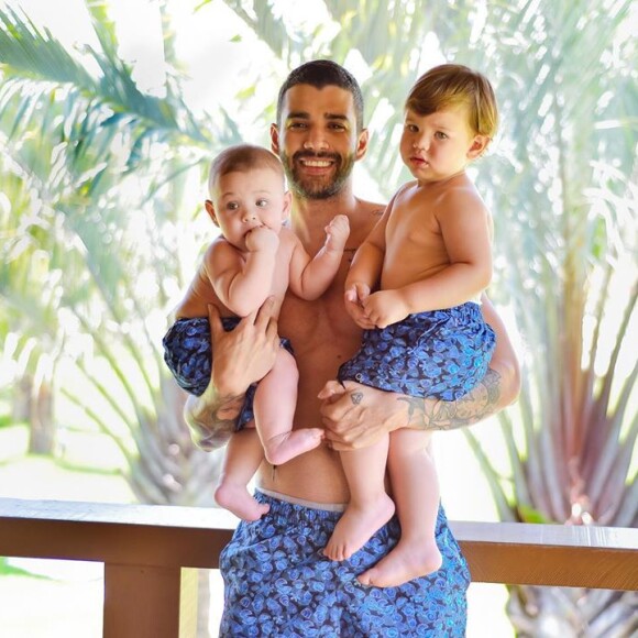 Gusttavo Lima apareceu cercado pelos filhos, Samuel e Gabriel, em casa: 'Montinho'
