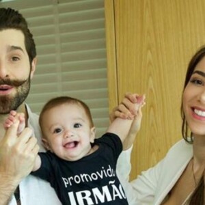 Filho de Alok beija barriga de gravidez de Romana Novais