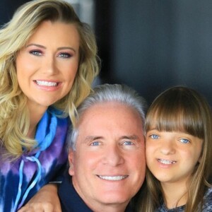 Ana Paula Siebert faz foto com marido, Roberto Justus, e enteada Rafaella