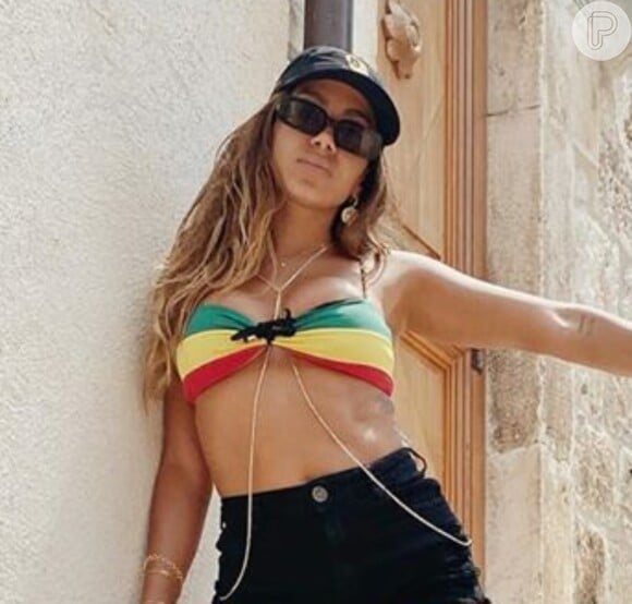 Anitta investiu em óculos de sol retrô e boné para compor look em fotos