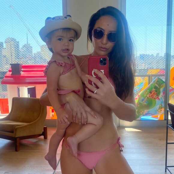 Sabrina Sato costuma ter a companhia da filha nos momentos de montação