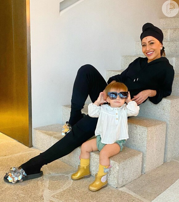Filha de Sabrina Sato, Zoe adora brincar com os sapatos da mãe