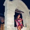 Anitta usou vestido da grife Dolce & Gabbana com mx de estampas
